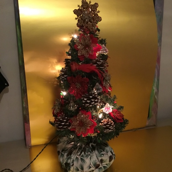 New Handcrafted 22 inch Poinsettia Table top Christmas Tree - Picture 3 of 11